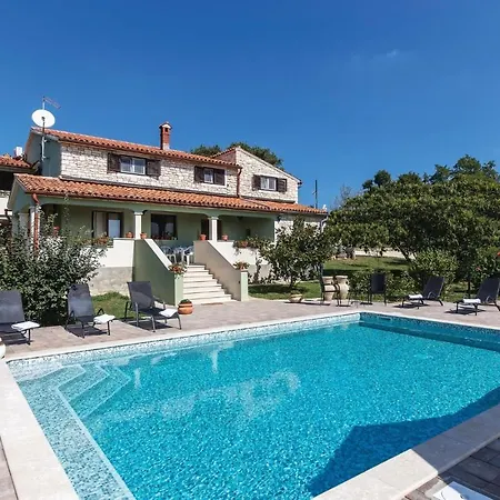 Amazing In Pilkovici With Wifi, Outdoor Swimming Pool&1 Bedrooms *